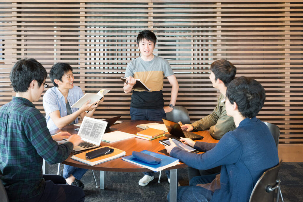 学び合いの場を通じて知恵と関係性を循環させるイメージ